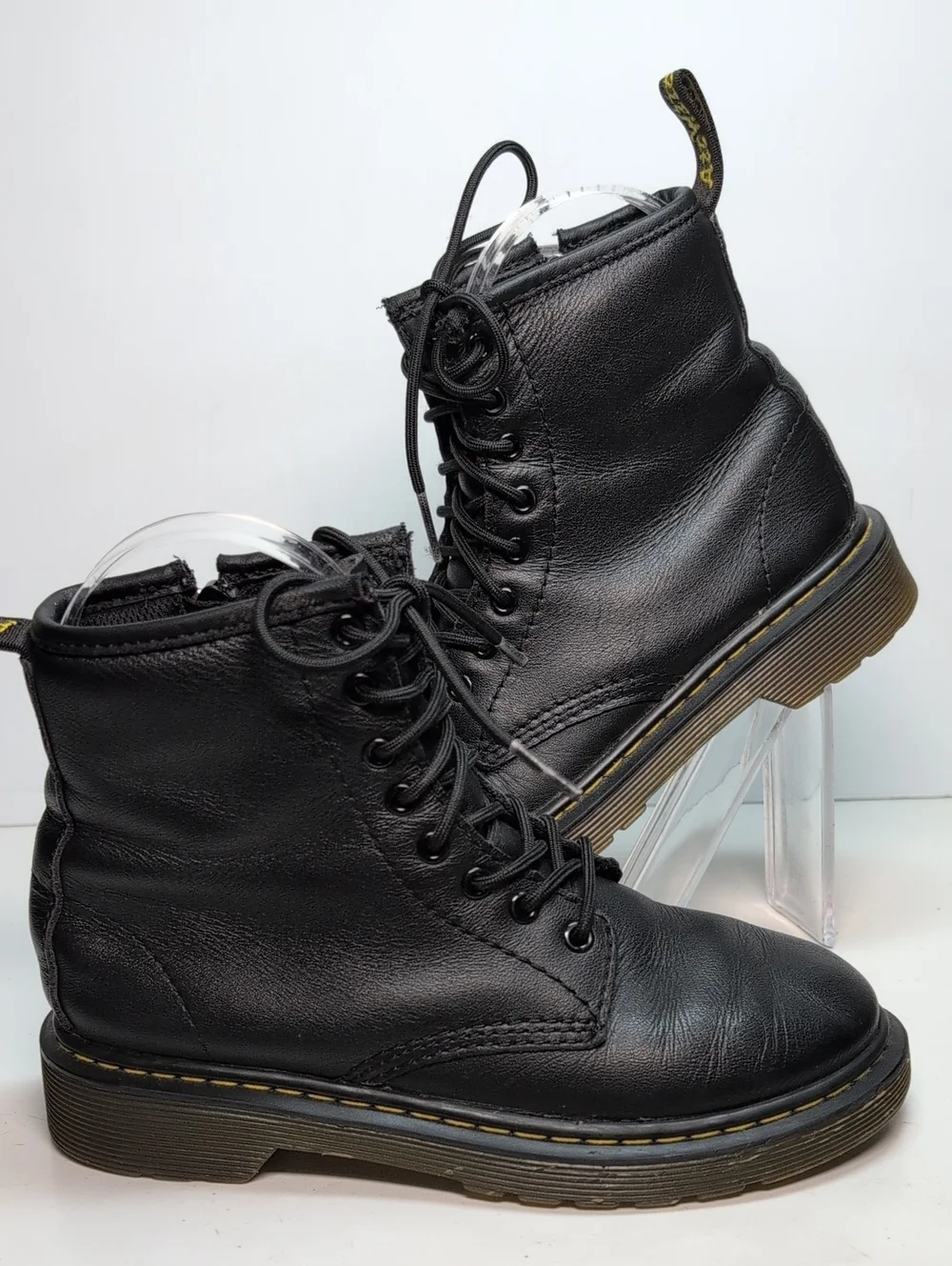 Dr Martens Delaney Airwair combat boot. Little girl or boy size 1 EU 32